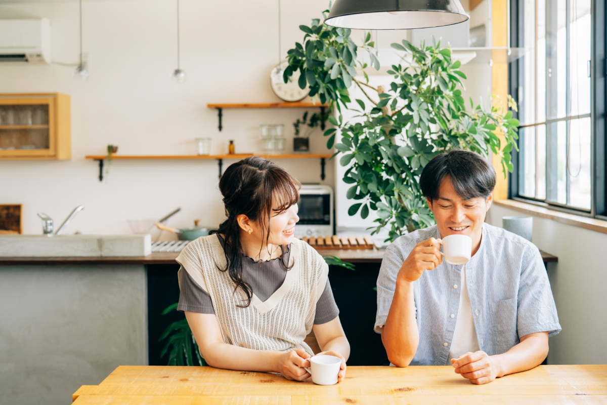 カフェにいる男女