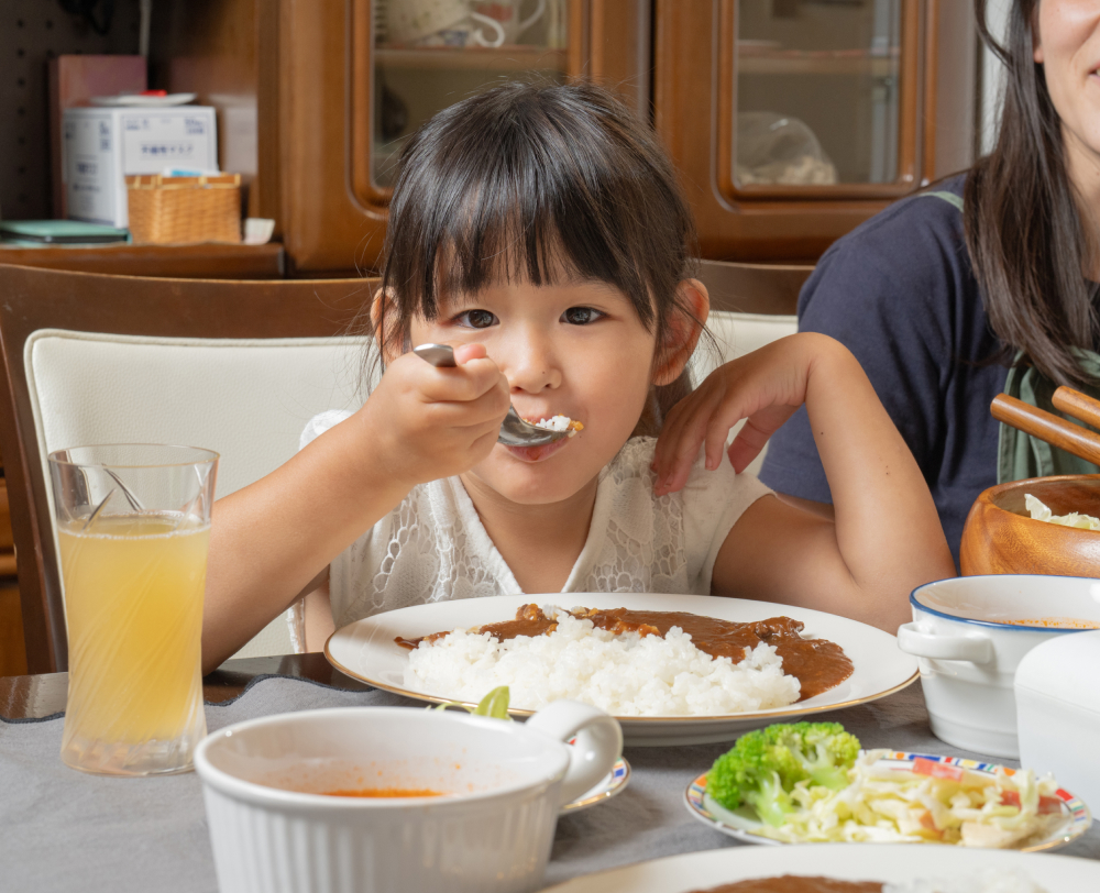 ハッシュドビーフを食べる女の子