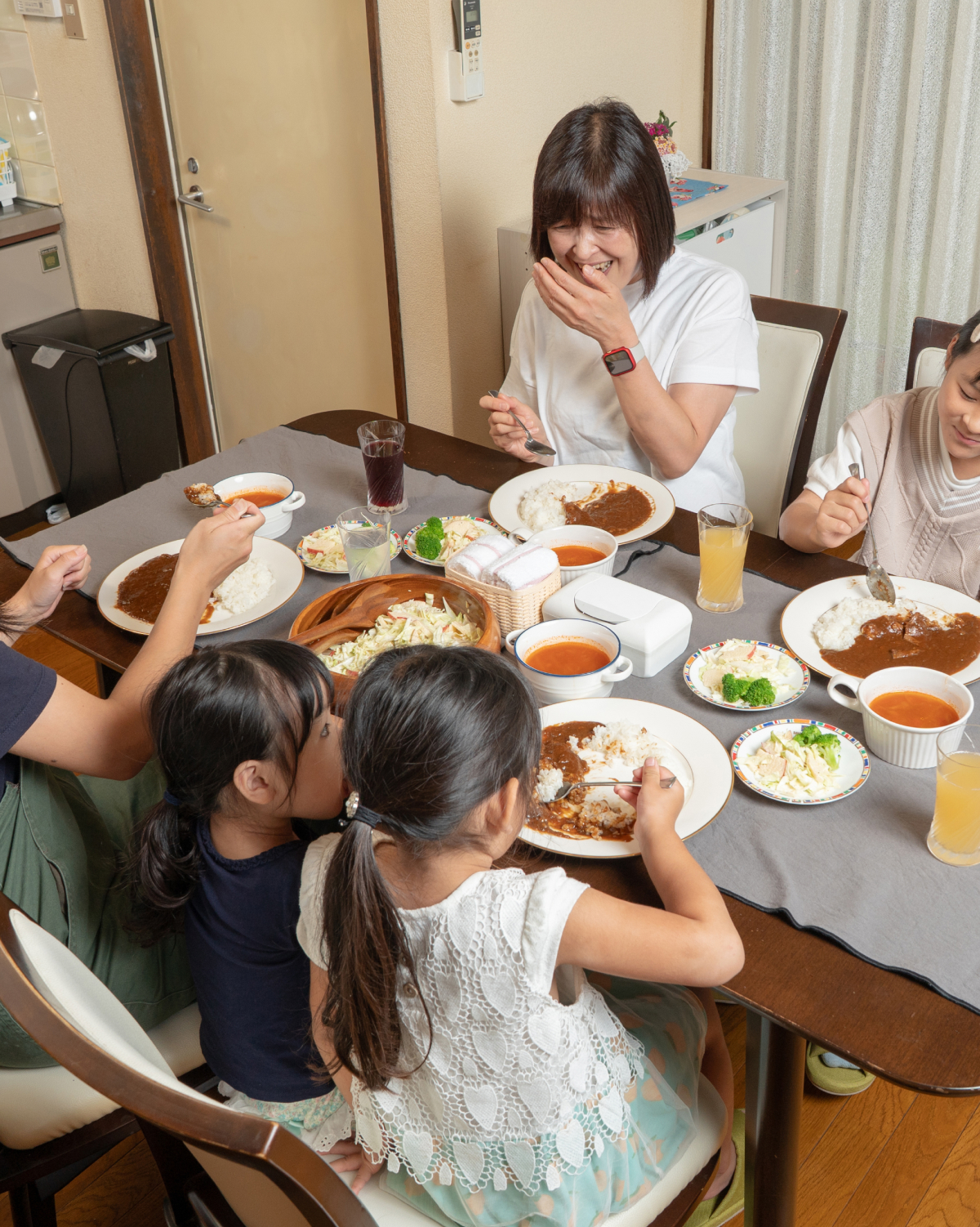ハッシュドビーフを食べる家族の写真