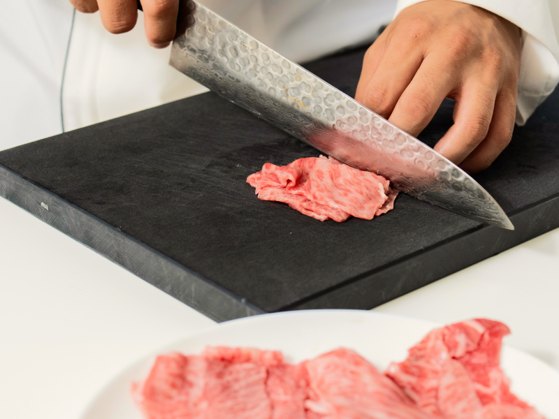肉を切る手元