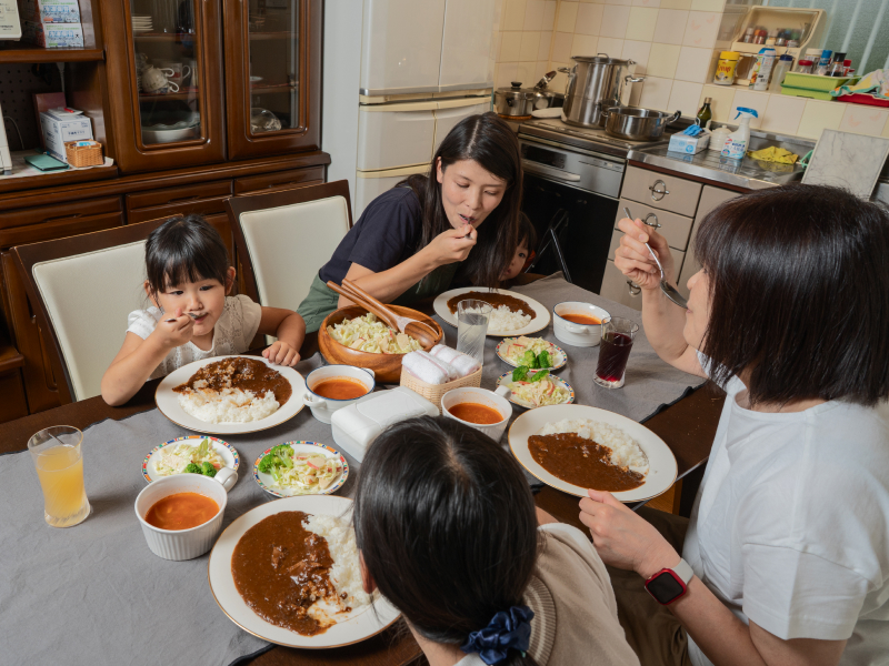 食卓でハッシュドビーフを楽しむ家族